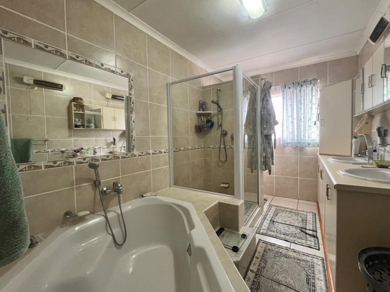 4 Bedroom Property for Sale in Fraaiuitsig Western Cape
